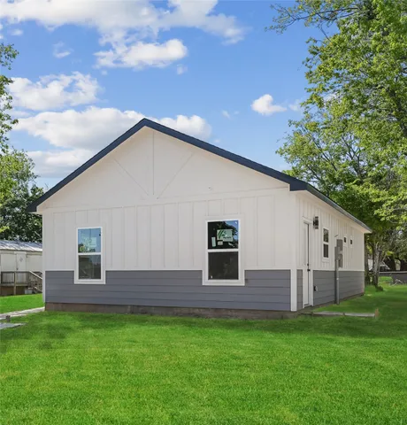 a view of front of house with a yard