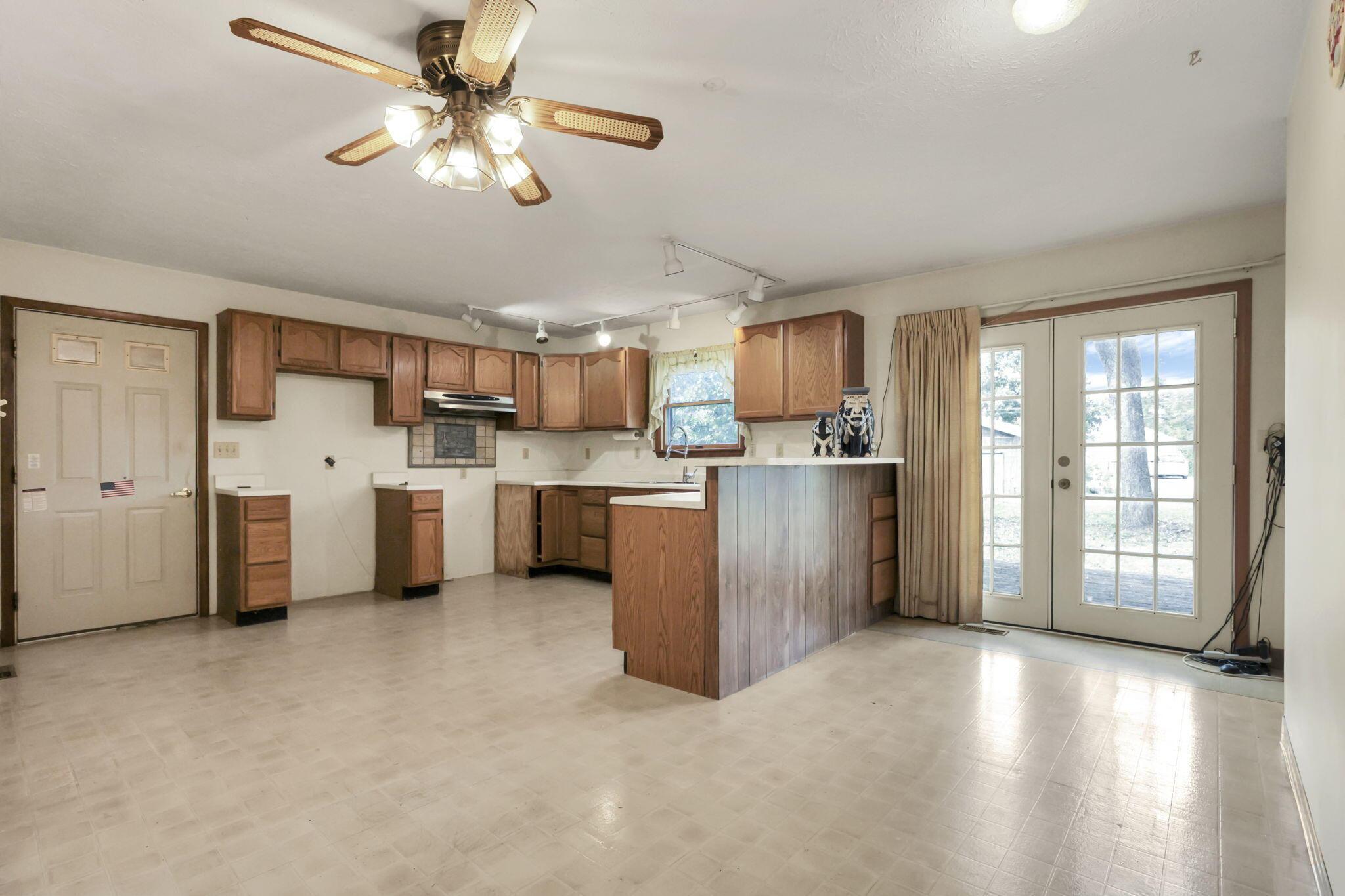 6004 Radekin Road Columbus, OH 43232 - Photo 9 of 33 Kitchen