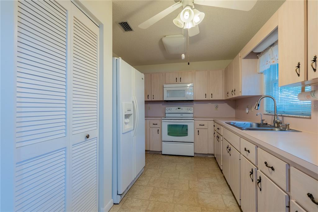 9652 Southwest 84th Terrace, Unit E Ocala, FL 34481 - Photo 10 of 28