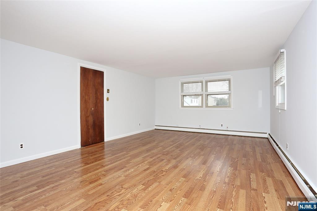 324 Edstan Way Paramus, NJ 07652 - Photo 19 of 35