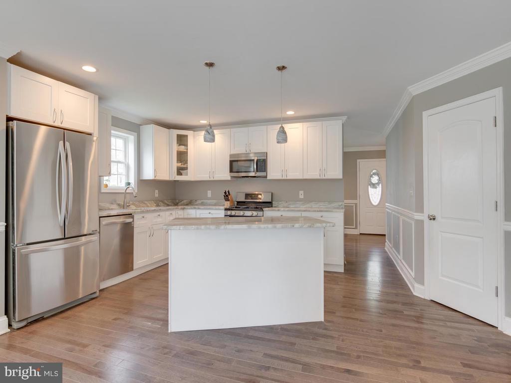 39 Hampton Road Linthicum Heights, MD 21090 - Photo 11 of 43