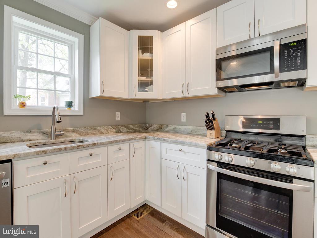 39 Hampton Road Linthicum Heights, MD 21090 - Photo 12 of 43