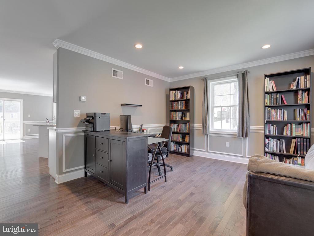 39 Hampton Road Linthicum Heights, MD 21090 - Photo 6 of 43 Living rm boasts recessed lighting & crown molding