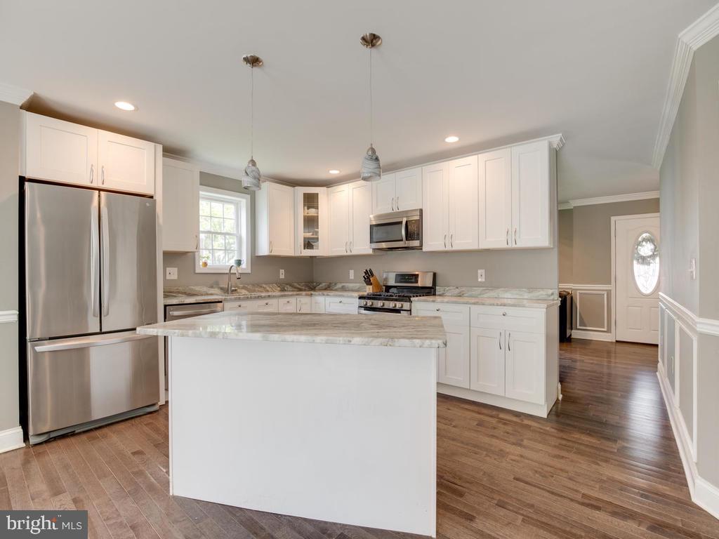 39 Hampton Road Linthicum Heights, MD 21090 - Photo 8 of 43 granite counters & space for bar stools