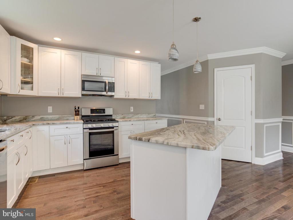 39 Hampton Road Linthicum Heights, MD 21090 - Photo 10 of 43 stainless steel appliances & lots of counter space