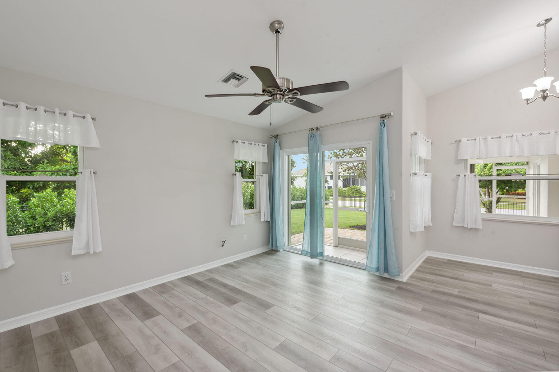 88 Tahiti Road Marco Island, FL 34145 - Photo 10 of 37 224096344e