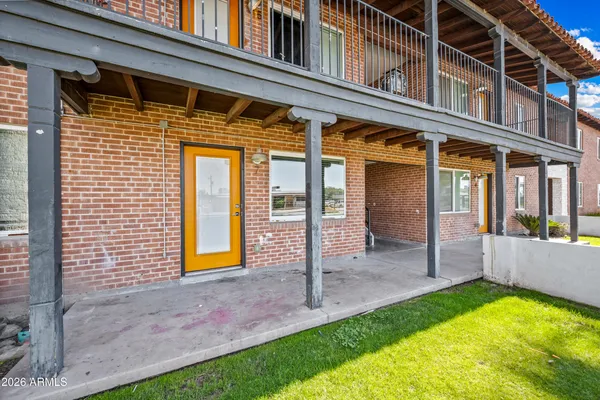 a view of a house with backyard and porch