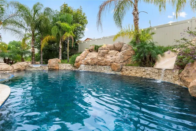 a view of yard with green space