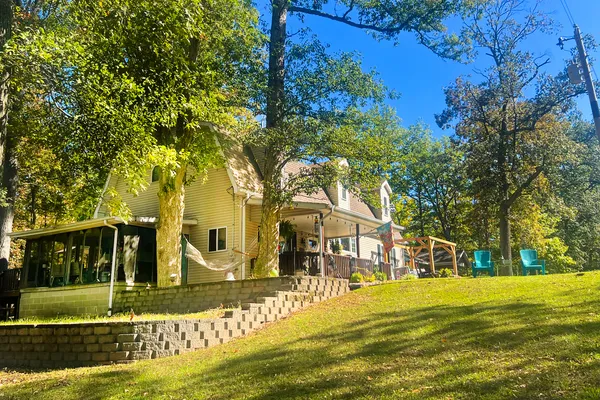 a view of a house with a yard