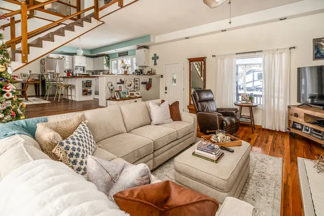 $325,000 | 381 County Road 100 East, Norris City, IL 62869