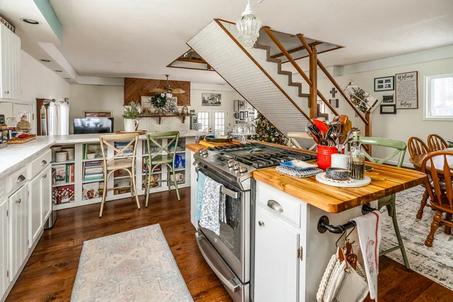 $325,000 | 381 County Road 100 East, Norris City, IL 62869