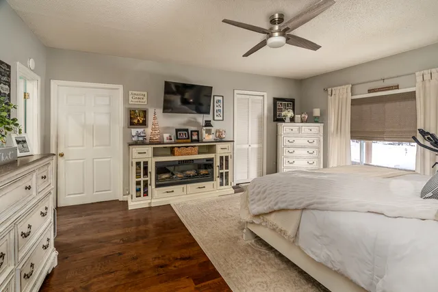 $325,000 | 381 County Road 100 East, Norris City, IL 62869