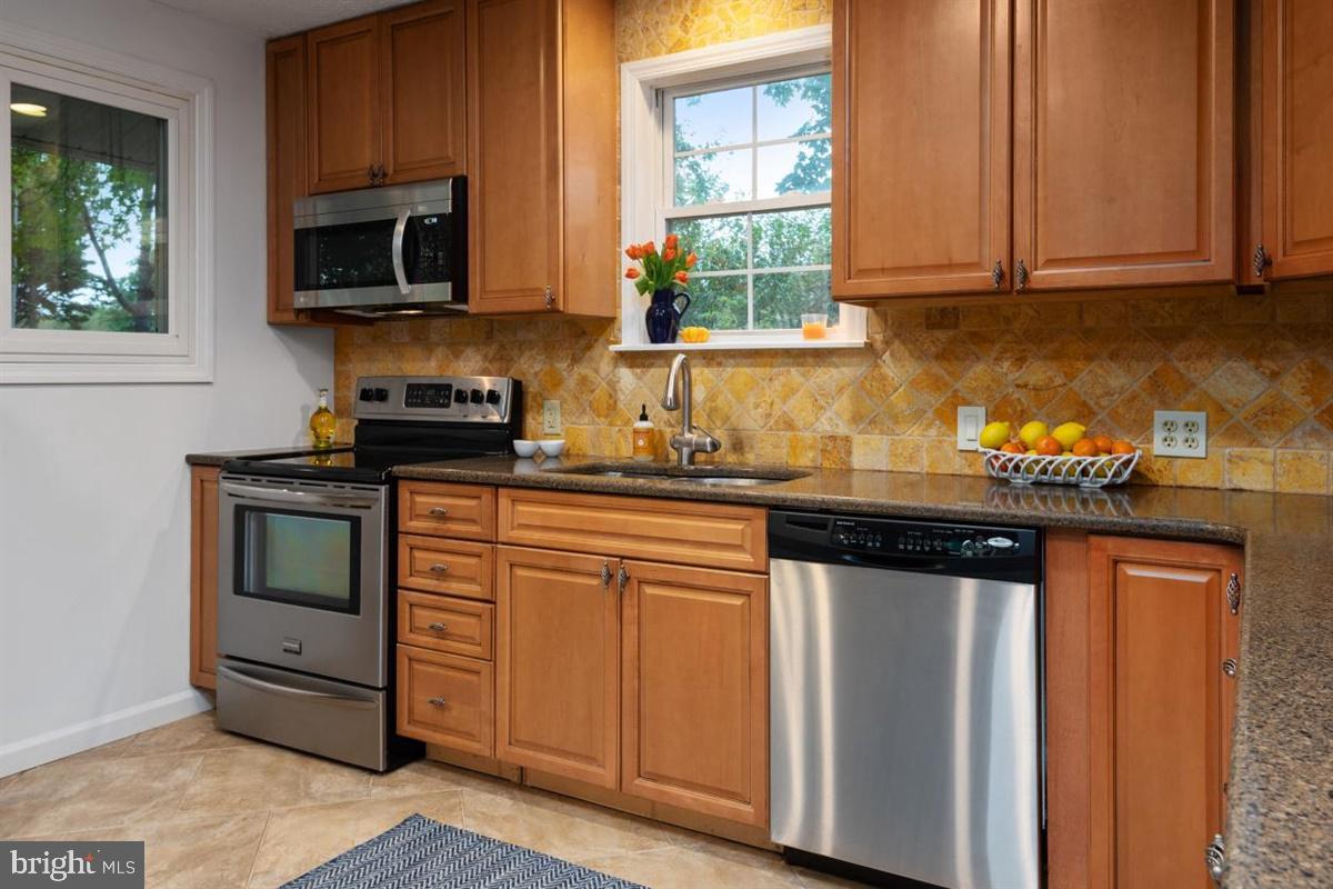 335 Tennessee Road Stevensville, MD 21666 - Photo 17 of 34 Upgraded Stainless Appliances