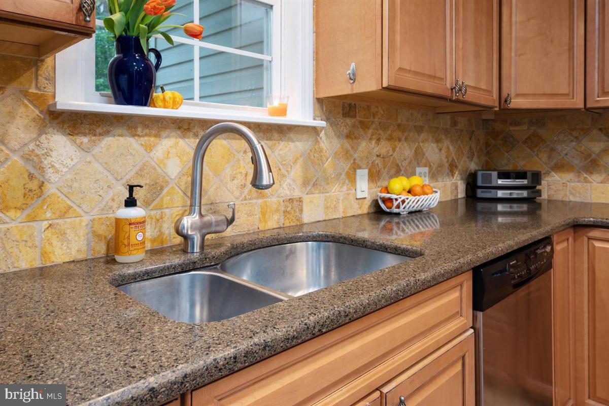335 Tennessee Road Stevensville, MD 21666 - Photo 18 of 34 Silestone Counters . Mosaic Brick Backsplash