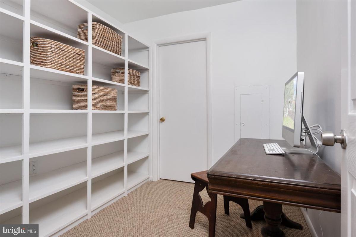 335 Tennessee Road Stevensville, MD 21666 - Photo 25 of 34 Office or Hobbyist Room . Custom Bookcases