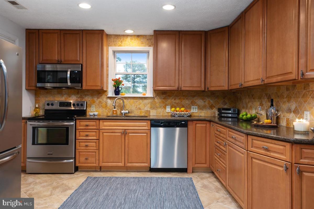 335 Tennessee Road Stevensville, MD 21666 - Photo 5 of 34 UPDATED Chef's Kitchen . NEWLY Renovated Bath