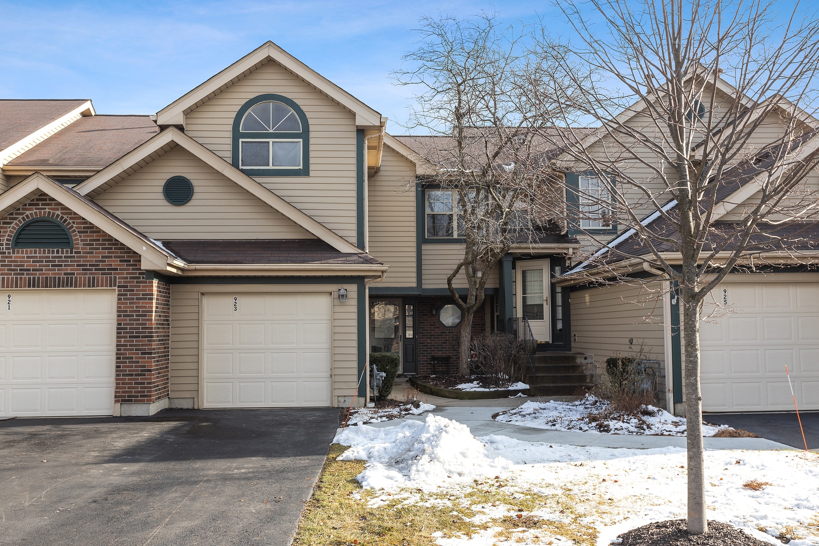 923 Ridgefield Lane, Unit 26 Wheeling, IL 60090 - Photo 1 of 15