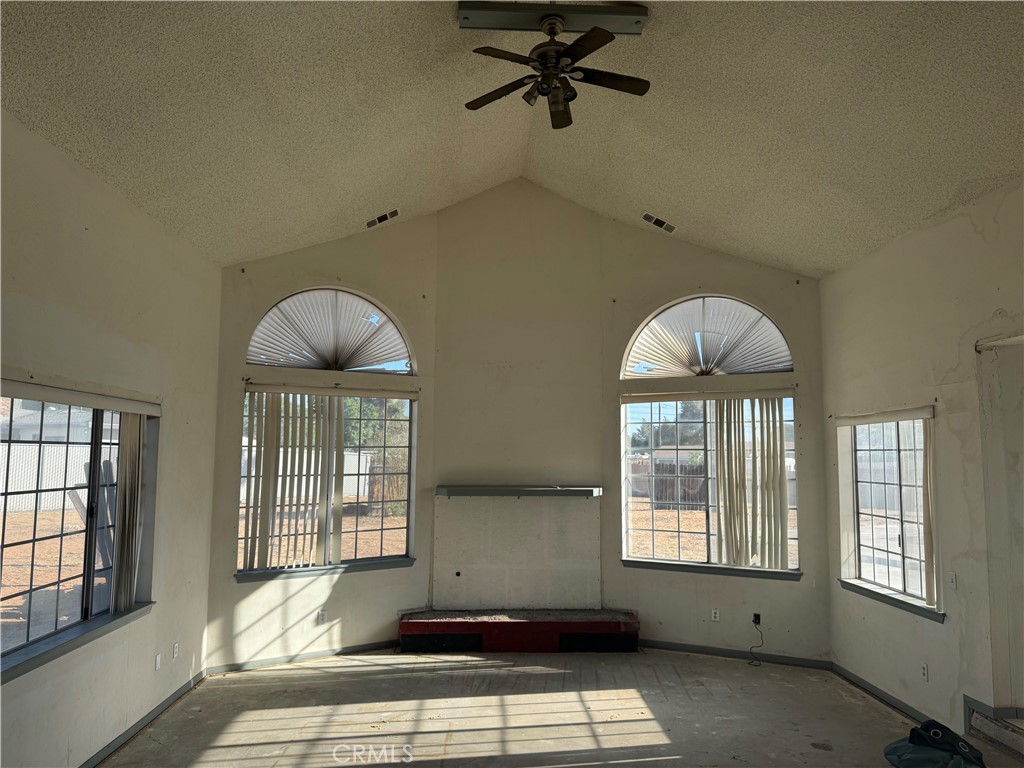 20635 Tonawanda Road Apple Valley, CA 92307 - Photo 4 of 14