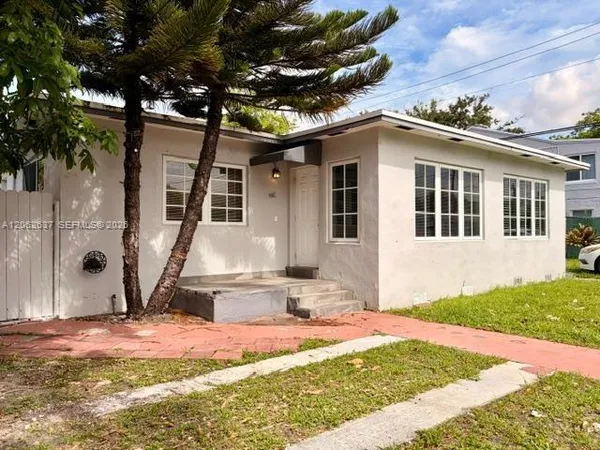 $2,300 | 132 Southwest 20th Avenue, Unit 132, Miami, FL 33135