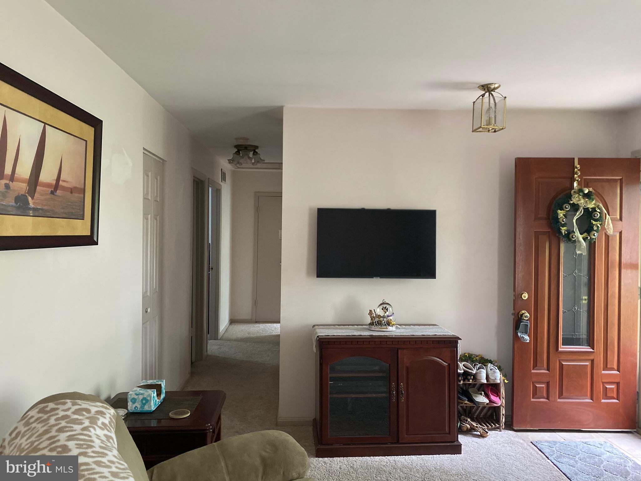 2028 Putnam Road Baltimore, MD 21227 - Photo 4 of 31 Living Room
