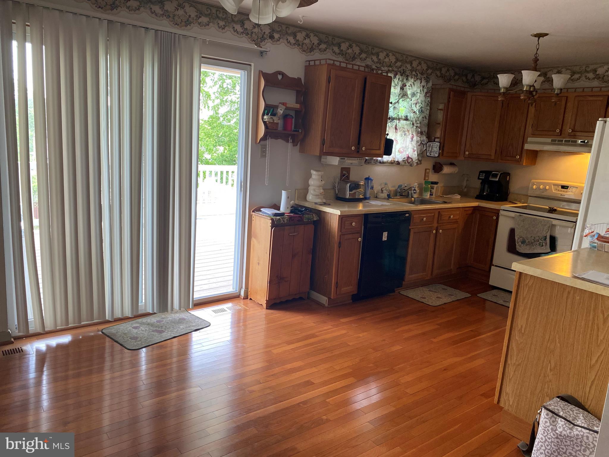 2028 Putnam Road Baltimore, MD 21227 - Photo 8 of 31 Kitchen