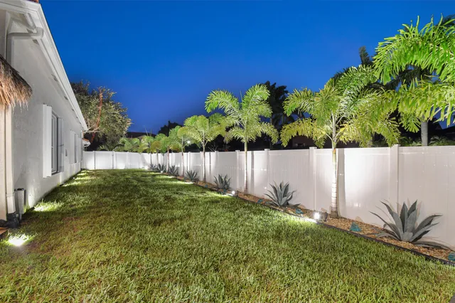 a view of a backyard