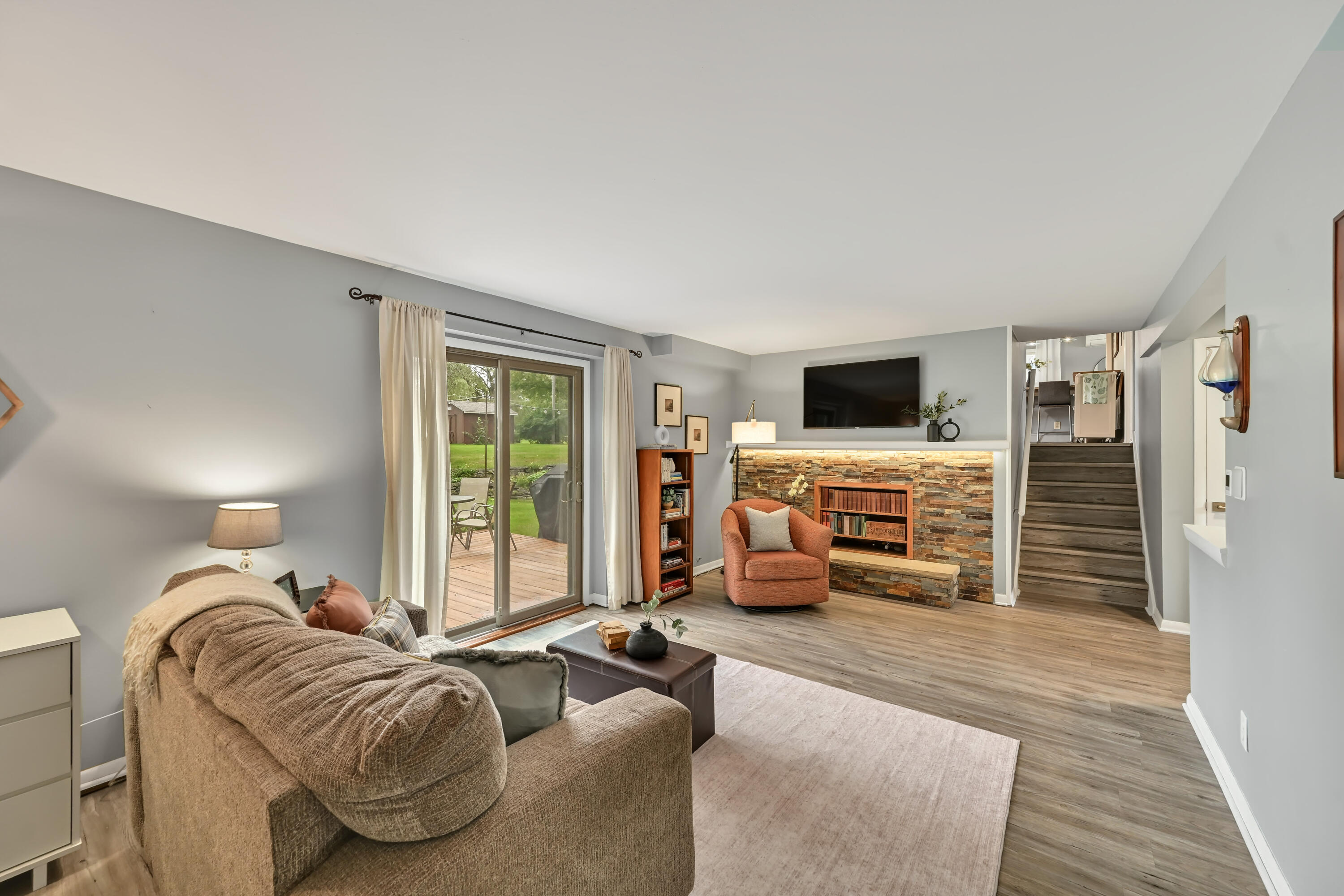 11938 North Ridgeway Avenue Mequon, WI 53097 - Photo 22 of 32 Bright and Airy Space