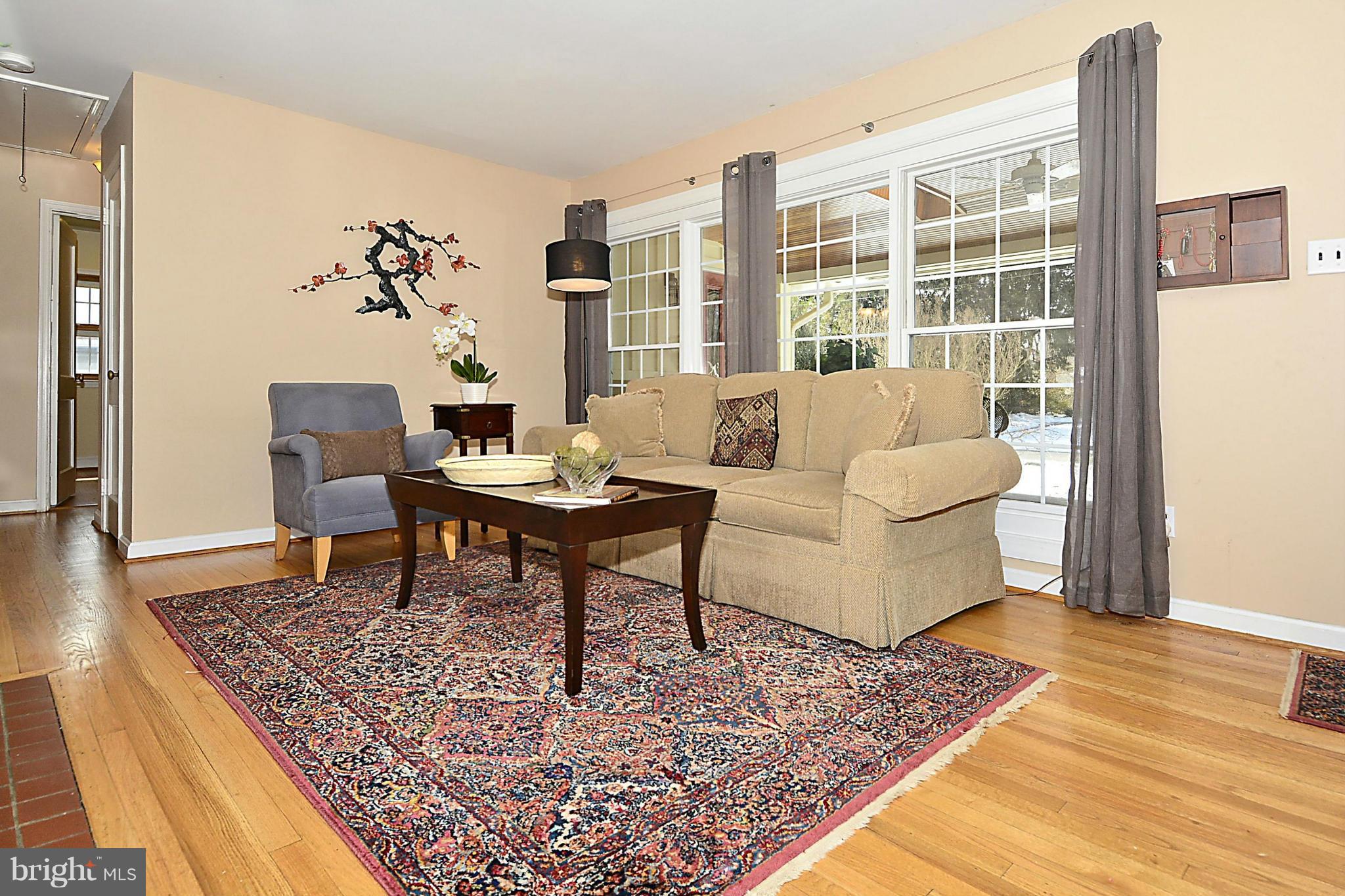 7913 Fairfax Road Alexandria, VA 22308 - Photo 8 of 29 Living Room