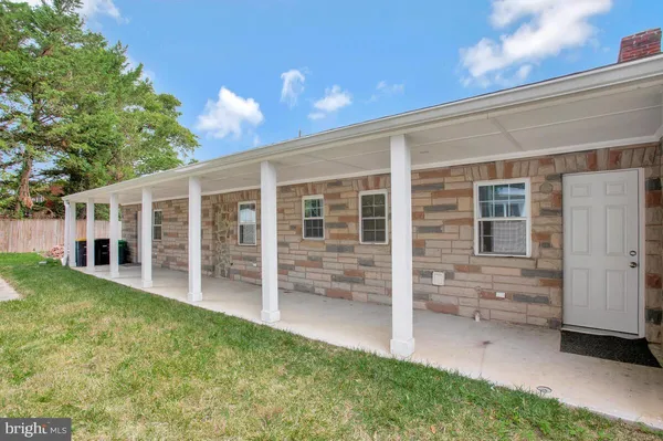 a view of a house with backyard and porch