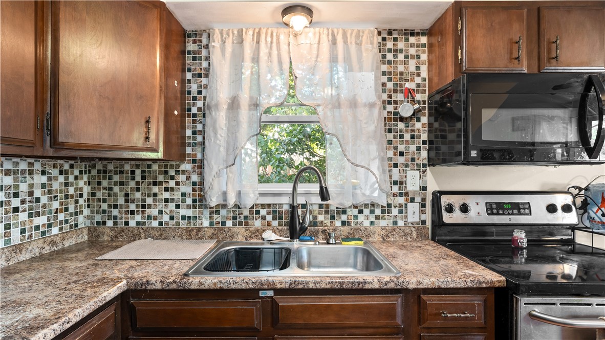 59 Liverpool Street Warwick, RI 02886 - Photo 8 of 29