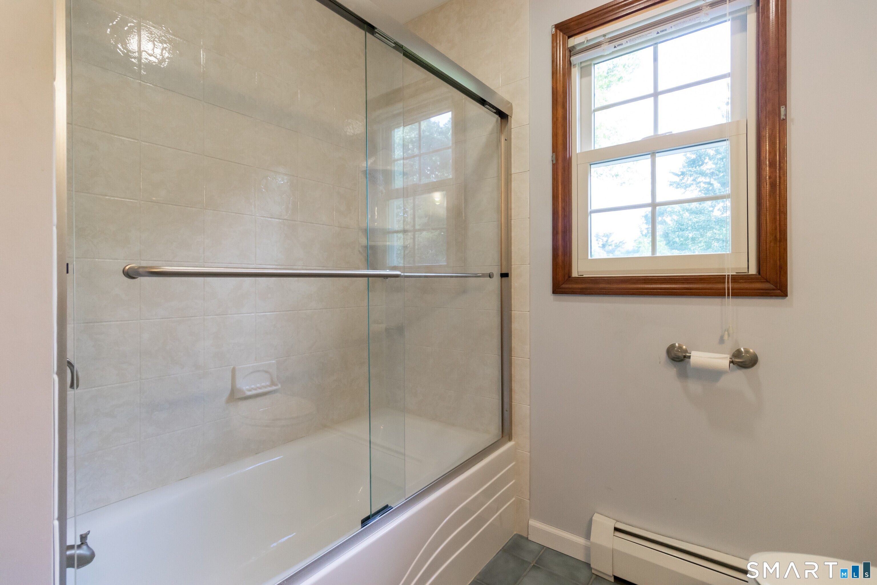 15 Kennedy Road Windsor, CT 06095 - Photo 31 of 40 Tub with glass doors