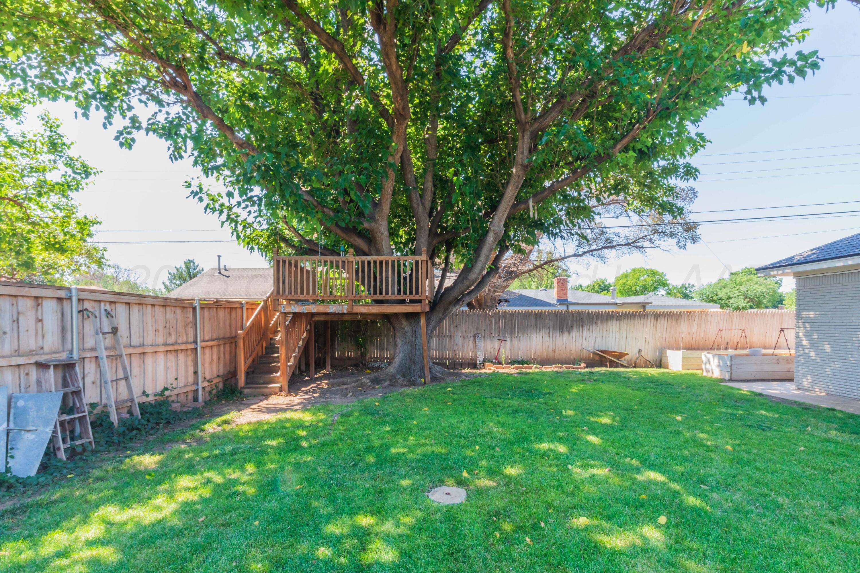 6019 Jameson Road Amarillo, TX 79106 - Photo 50 of 52 a view of a backyard with a small cabin