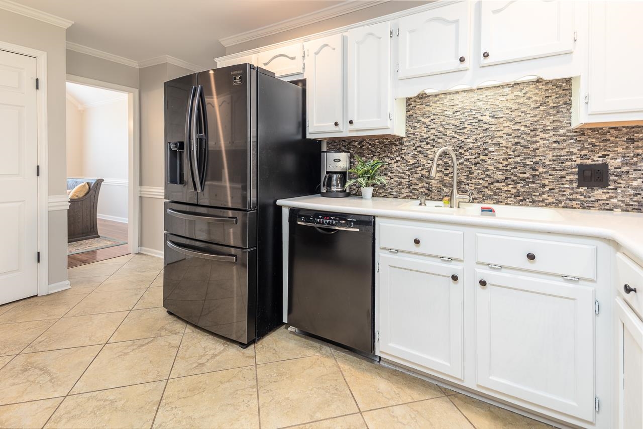 905 Grapevine Drive Collierville, TN 38017 - Photo 13 of 25 a kitchen with cabinets and stainless steel appliances