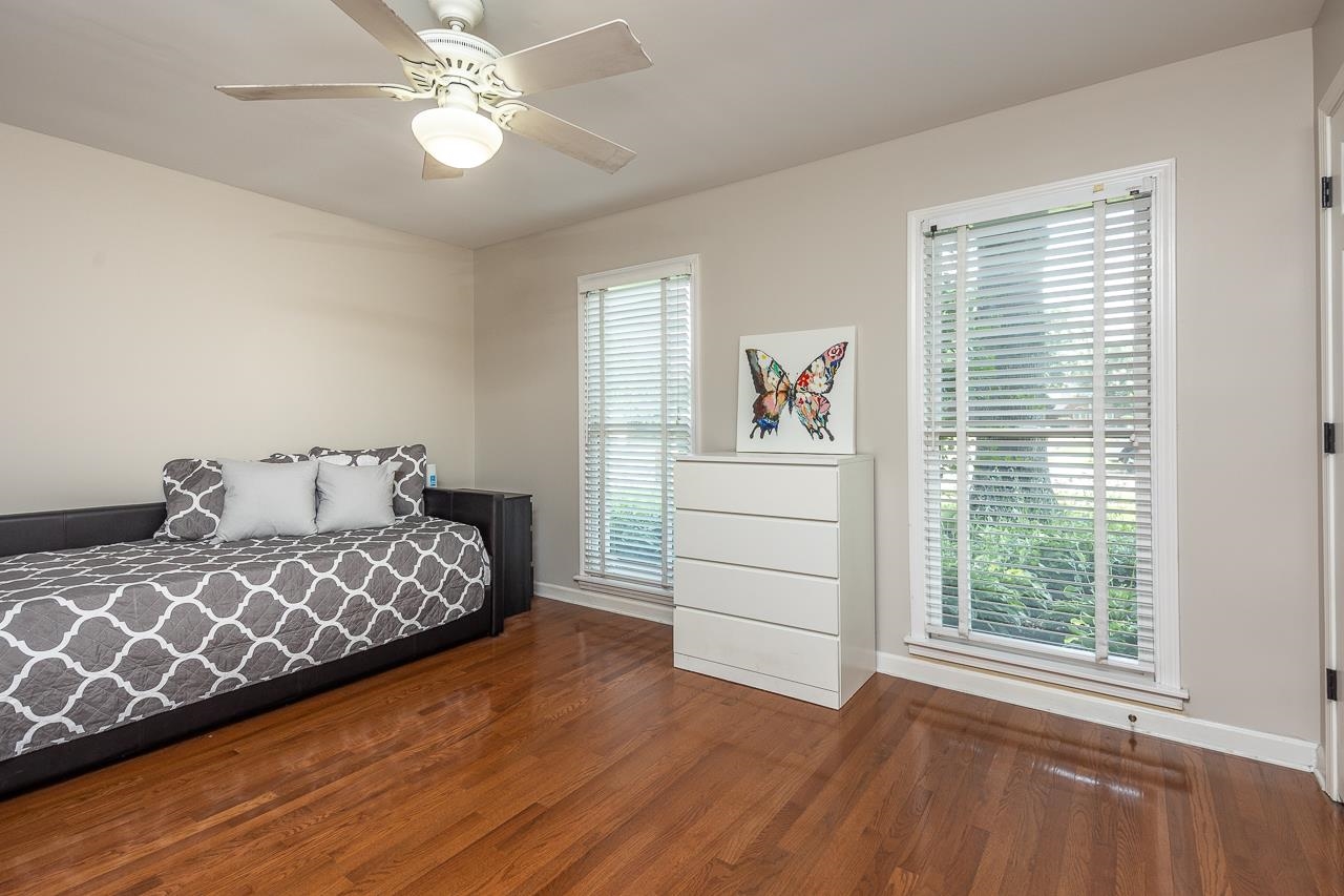 905 Grapevine Drive Collierville, TN 38017 - Photo 21 of 25 a bedroom with double bed and a window