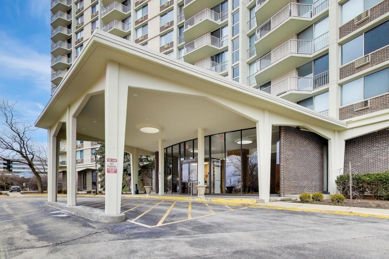 40 North Tower Road, Unit 4F Oak Brook, IL 60523 - Photo 2 of 32