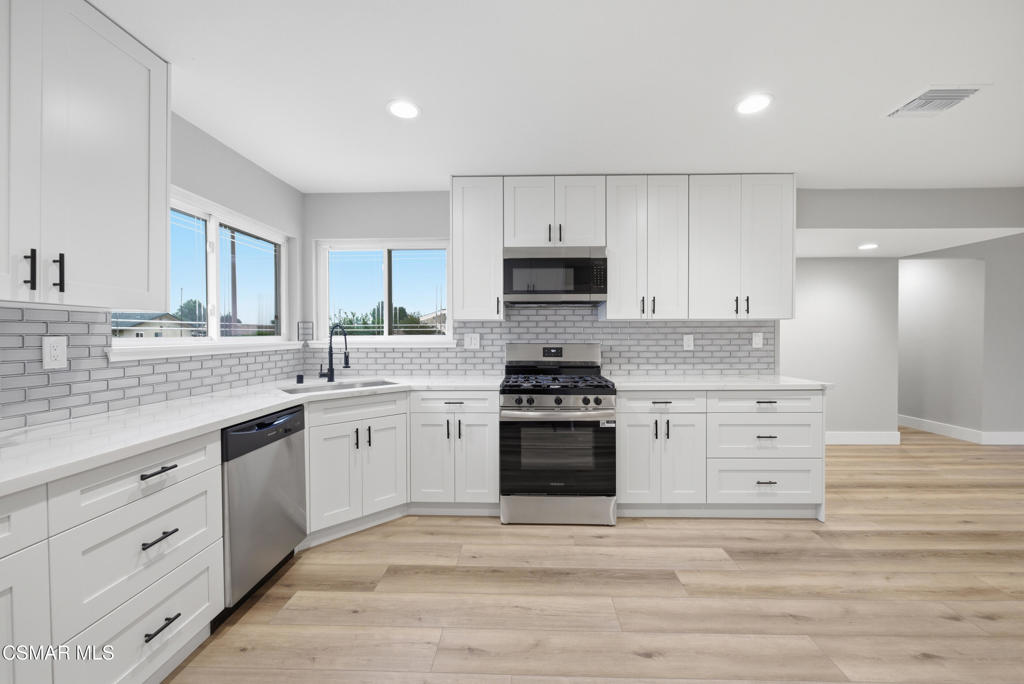 4537 Bidwell Street Simi Valley, CA 93063 - Photo 5 of 32