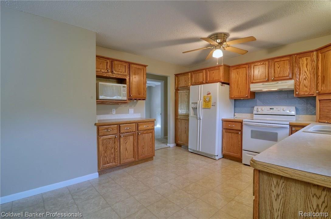 738 West Schafer Road Howell, MI 48843 - Photo 4 of 35 Kitchen_2nd_View.jpg