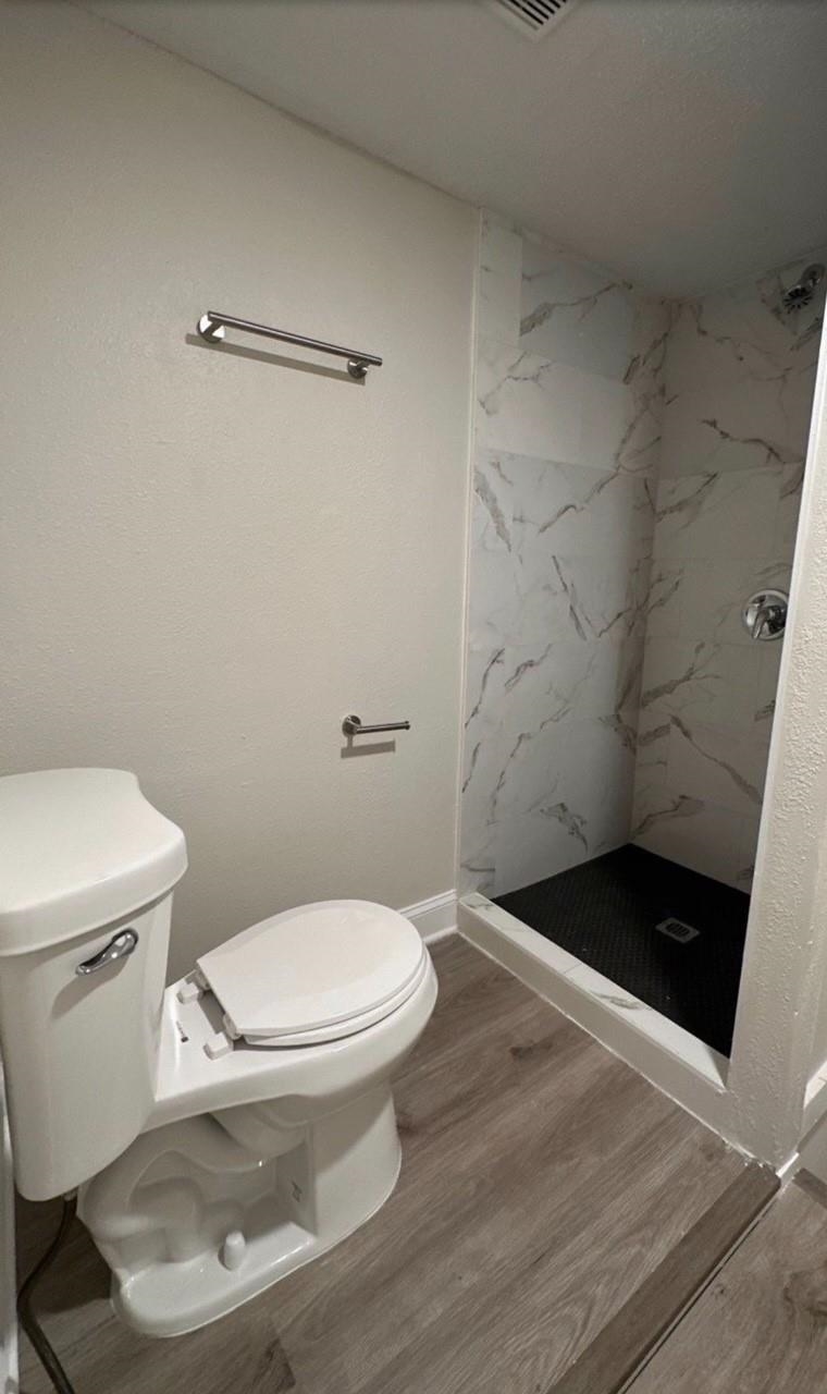 3333 Farmville Road Memphis, TN 38122 - Photo 3 of 12 a bathroom with a toilet and a shower