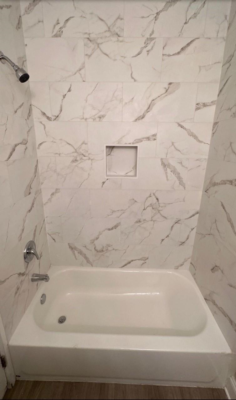 3333 Farmville Road Memphis, TN 38122 - Photo 8 of 12 a bathroom with a bathtub