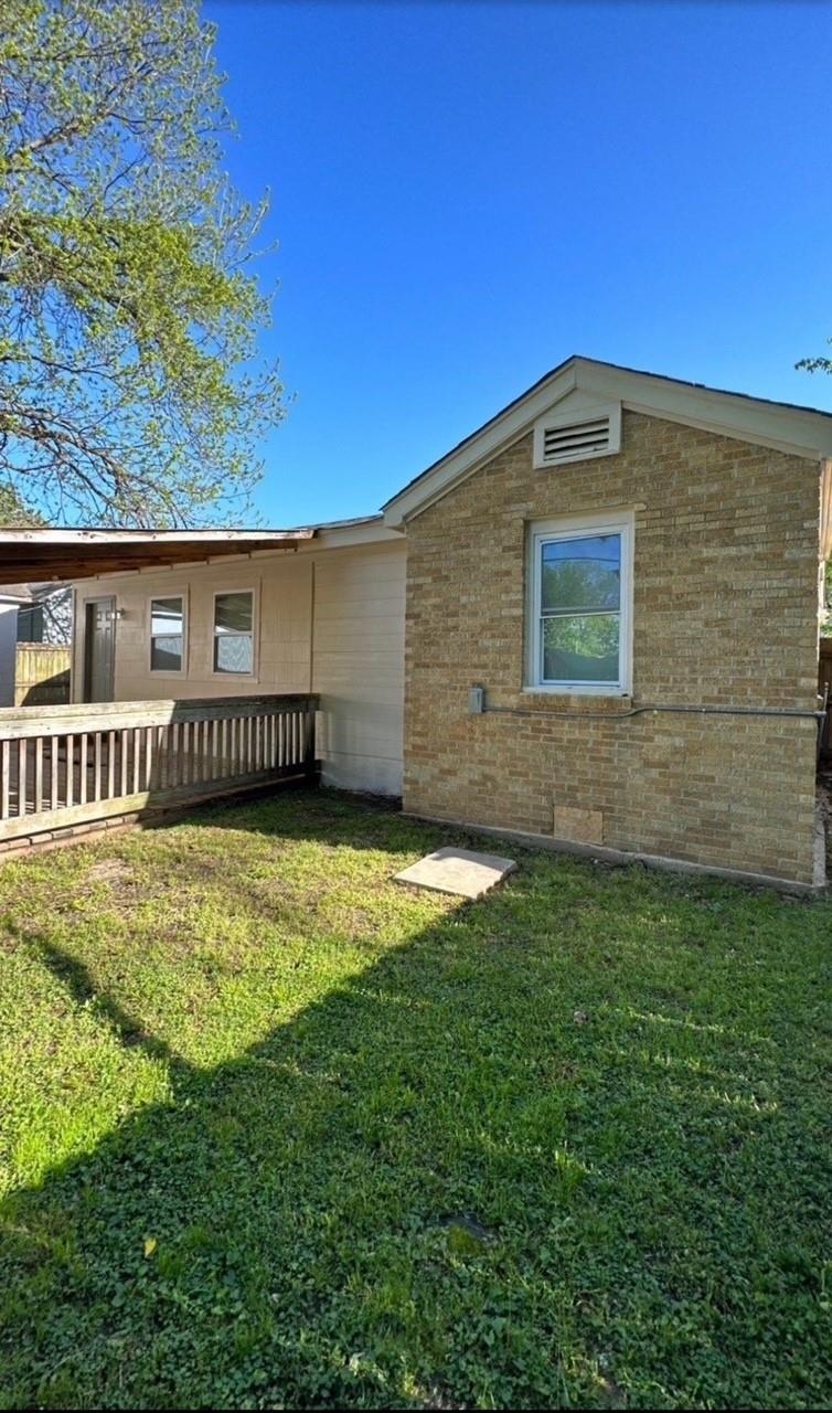 3333 Farmville Road Memphis, TN 38122 - Photo 10 of 12 a front view of a house with a yard