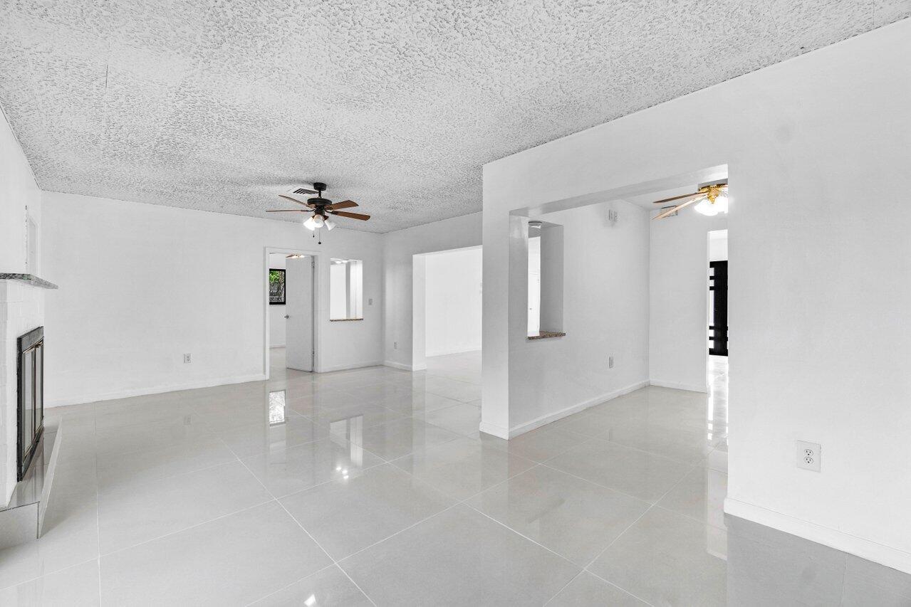 899 Northwest 7th Street Boca Raton, FL 33486 - Photo 11 of 28 011-899Northwest7thStreet-BocaRaton-FL-3