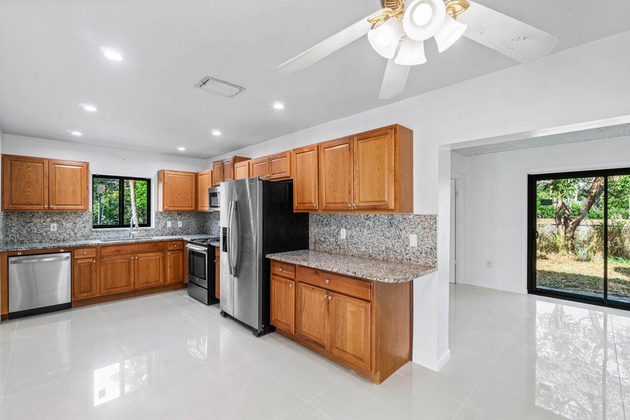 899 Northwest 7th Street Boca Raton, FL 33486 - Photo 13 of 28 013-899Northwest7thStreet-BocaRaton-FL-3