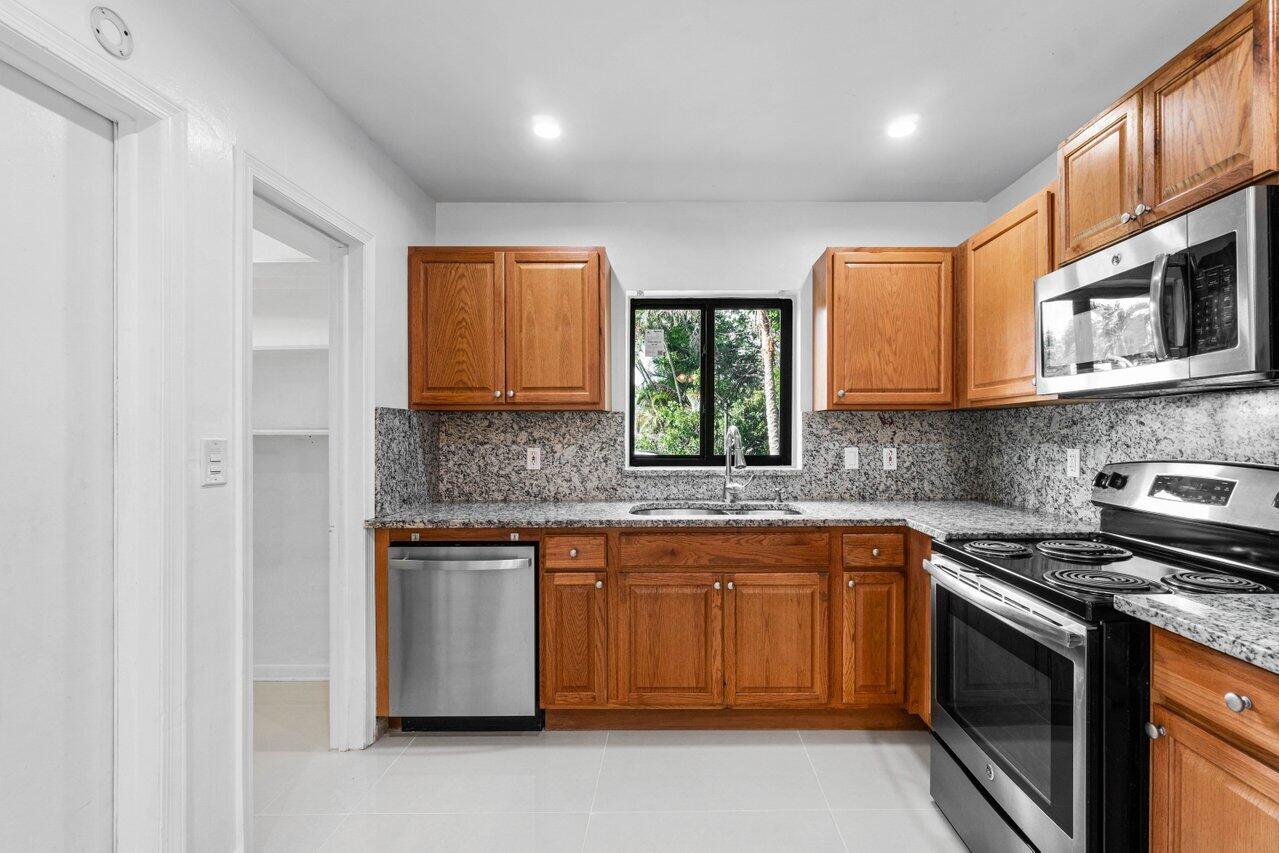 899 Northwest 7th Street Boca Raton, FL 33486 - Photo 14 of 28 014-899Northwest7thStreet-BocaRaton-FL-3