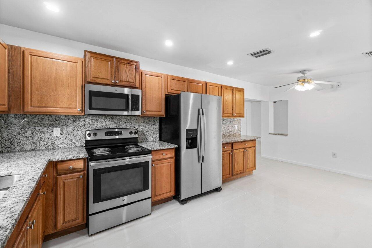 899 Northwest 7th Street Boca Raton, FL 33486 - Photo 15 of 28 015-899Northwest7thStreet-BocaRaton-FL-3