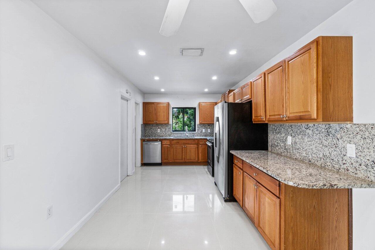 899 Northwest 7th Street Boca Raton, FL 33486 - Photo 17 of 28 017-899Northwest7thStreet-BocaRaton-FL-3
