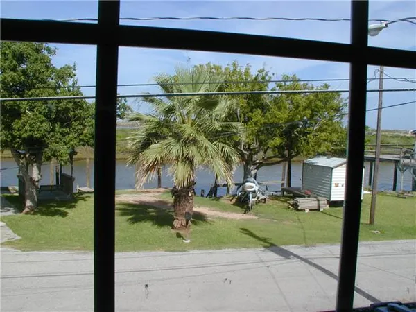 $1,095 | 415 Galley Way, Freeport, TX 77541