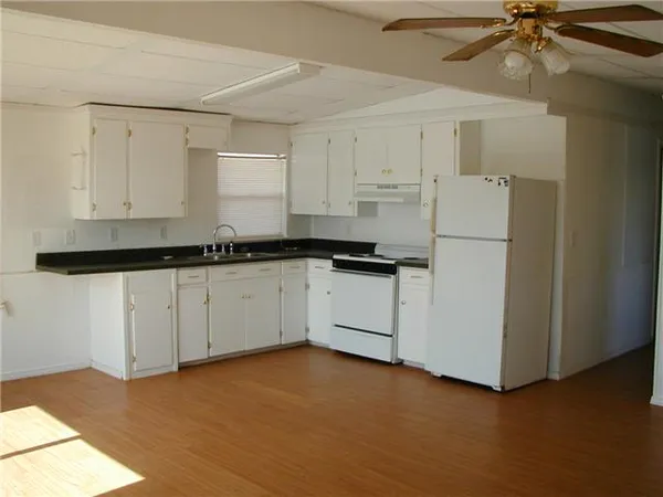 $1,095 | 415 Galley Way, Freeport, TX 77541