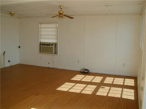 $1,095 | 415 Galley Way, Freeport, TX 77541