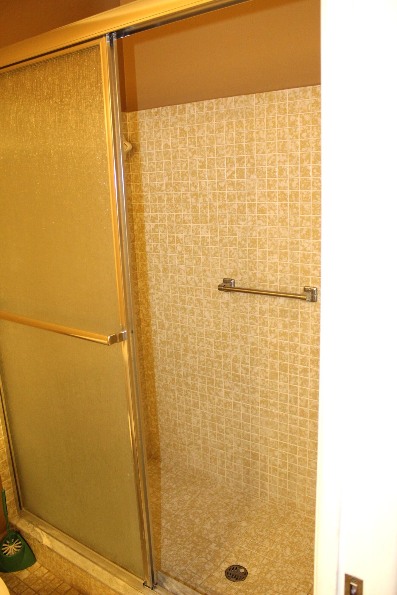 455 High Point Boulevard, Unit D Delray Beach, FL 33445 - Photo 11 of 18 Guest Bathroom