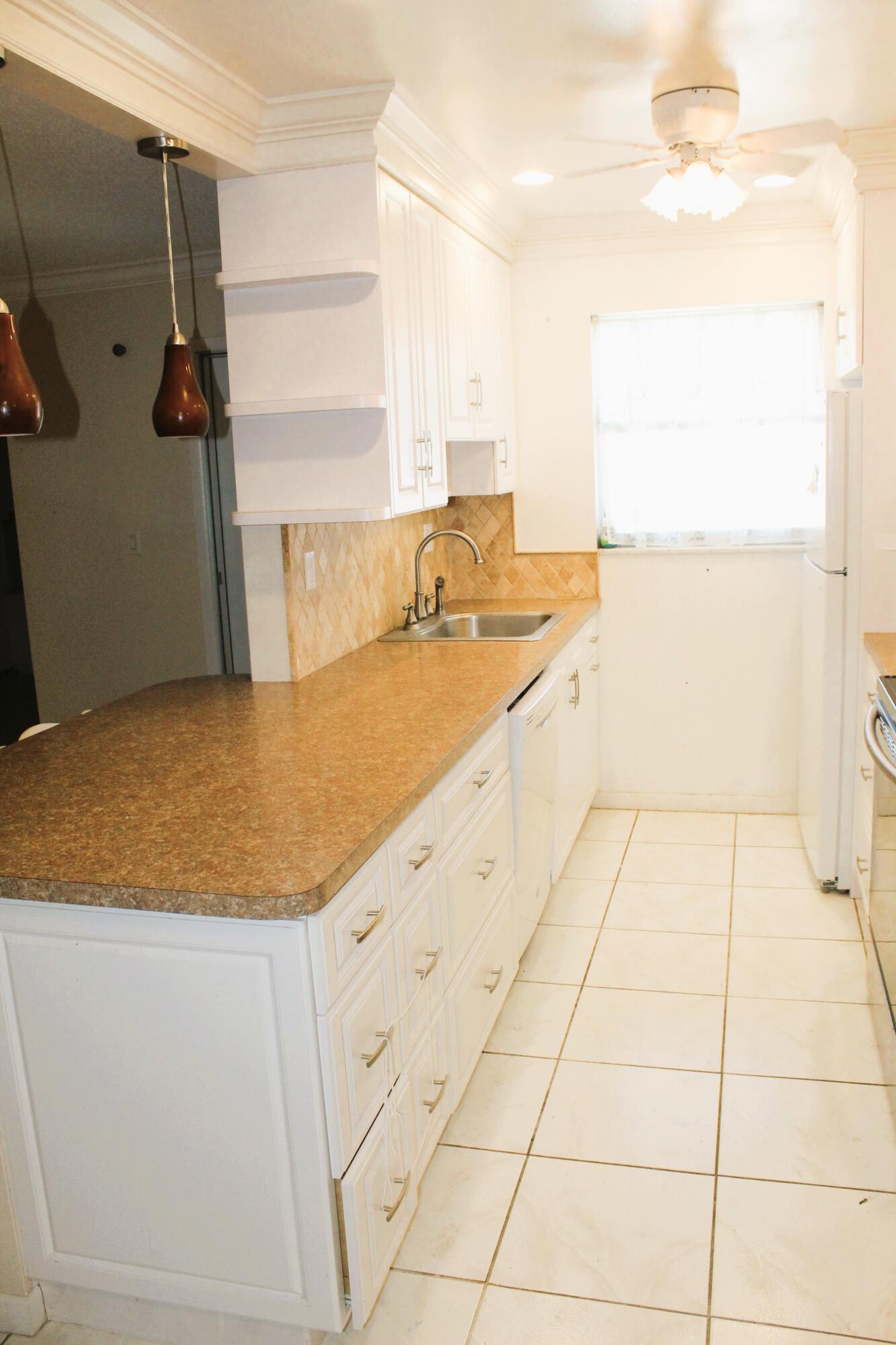 455 High Point Boulevard, Unit D Delray Beach, FL 33445 - Photo 2 of 18 Kitchen